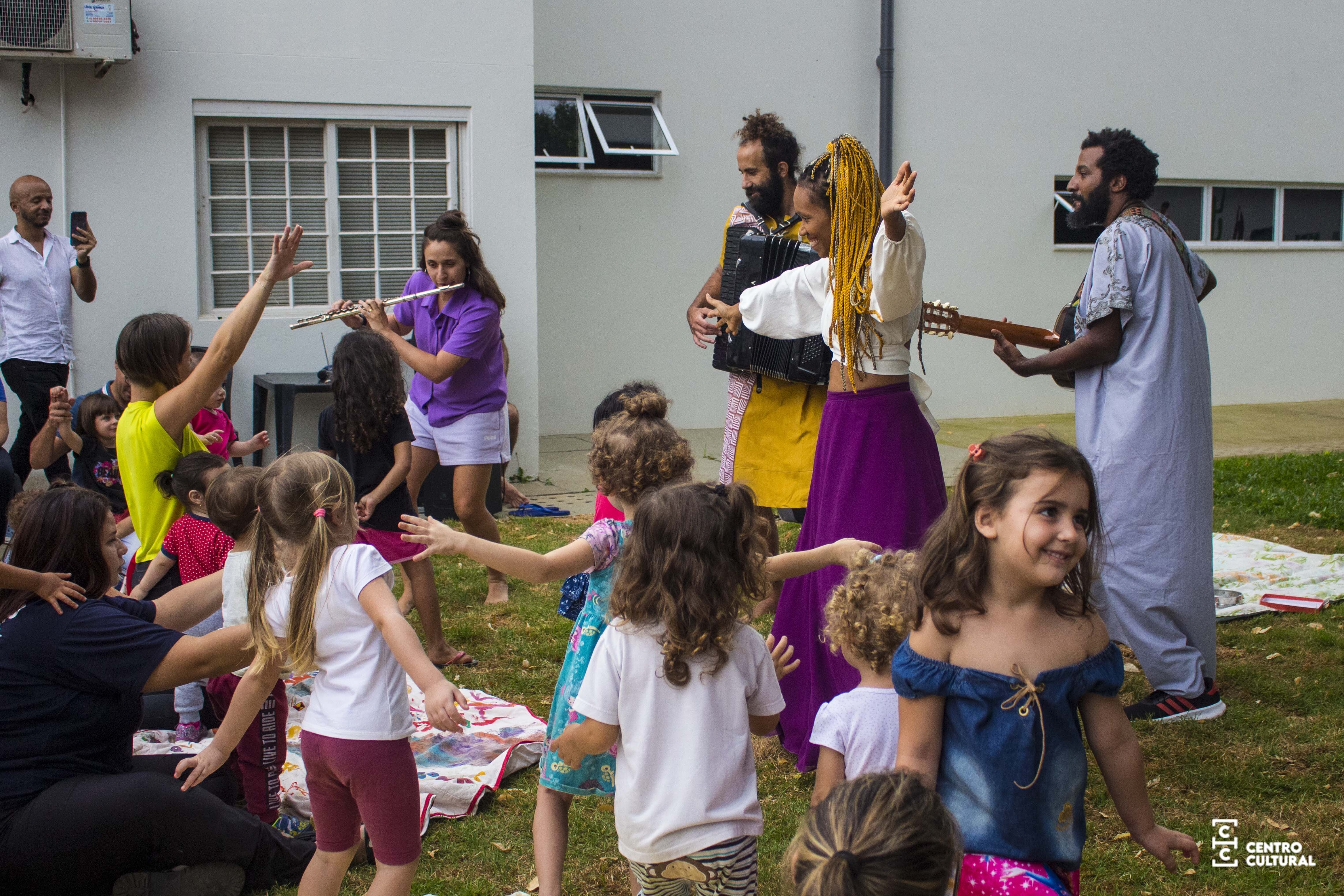 Cao Laru e Crianças - Centro Cultural USP São Carlos